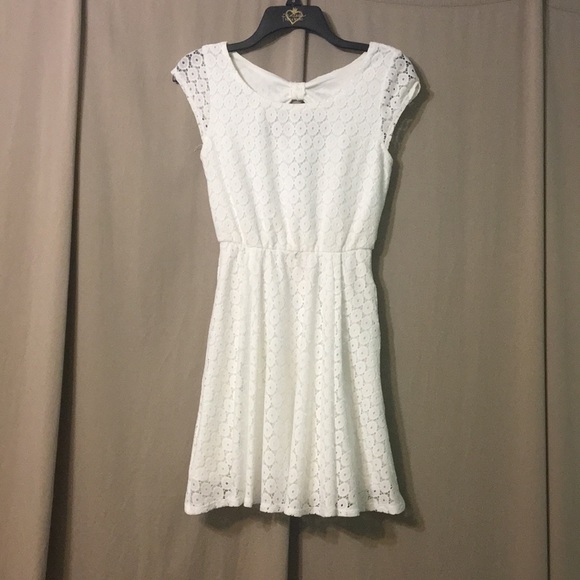 Iz Byer Dresses & Skirts - White Bow Back Dress
